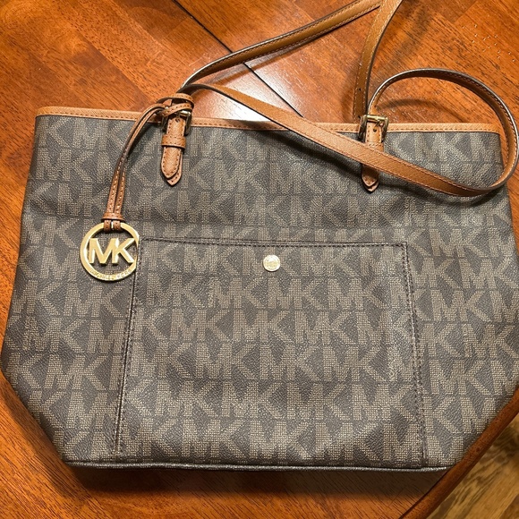 Michael Kors Jet Set Signature Tote - Picture 2 of 4